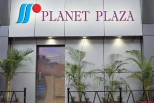 孟买星球广场酒店 的前面有植物的行星广场的标志