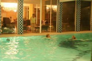 克拉科夫Hotel Daisy Budget的一群人在游泳池里