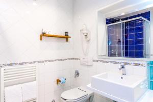 索伦托索伦托里沃利酒店的一间带水槽和卫生间的浴室以及窗户。