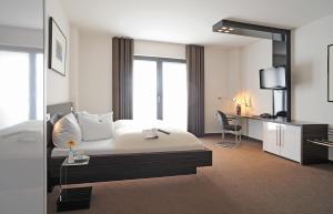 奥特鲁普维格博尔德酒店的配有一张床和一张书桌的酒店客房