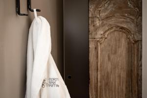 马泰拉科尔特圣彼得酒店的挂在门边架上的毛巾