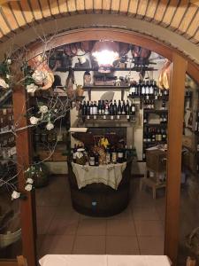 Cinto EuganeoLocanda-Trattoria Al Rio的一间设有柜台的房间,备有葡萄酒