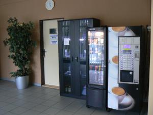 布拉格莫德拉旅馆的两个自动售货机彼此相邻