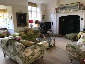 布里斯托Coombe Lodge Farm House的客厅配有两张沙发和一台电视机