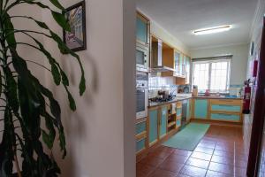 Casa dos Rui´s的厨房或小厨房