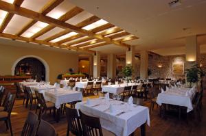 乌马格Residence Garden Istra Plava Laguna的一间设有白色桌椅的用餐室