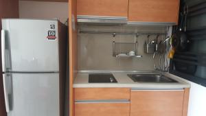 新山奥斯汀帕拉齐奥公寓的厨房配有白色冰箱和水槽