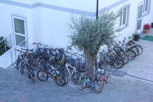 斯库台比卡耶酒店的停在大楼旁边的一捆自行车