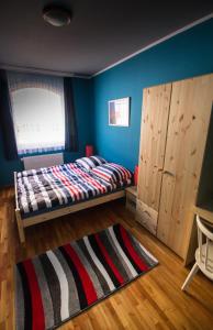 埃格尔Boros Vendégház Eger的一间卧室设有一张床和蓝色的墙壁