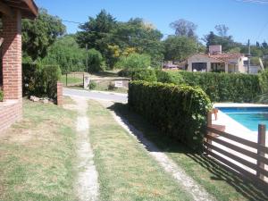 维拉卡洛斯帕兹Cabañas Tio Willy的一个带围栏和游泳池的庭院