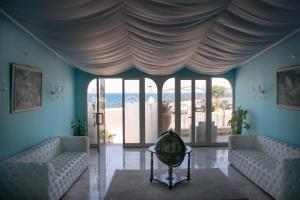 贾迪尼-纳克索斯Hotel Porto Azzurro的客厅设有两张沙发和一个大窗户