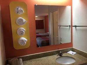 Motel 6-Richmond, VA - Midlothian Turnpike的一间浴室