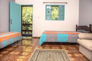维涅杜Pousada Fazenda Sant’Ana的客房设有两张床、一张沙发和窗户。