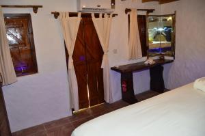 拉迪格岛凯茨拉度瑟住宿加早旅馆的一间卧室配有一张床、镜子和窗户
