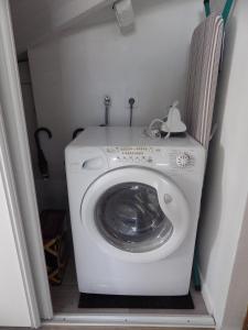 凡尔赛Les Tournelles的小房间里的洗衣机和烘干机