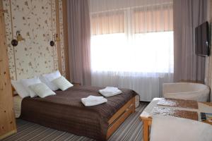 韦巴威拉海伦娜旅馆的酒店客房,配有带毛巾的床
