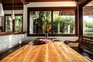 坎古Villa Puri Burung的一张餐桌,上面有花瓶