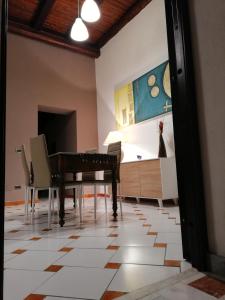 巴勒莫Casa nel Vicolo的客厅配有钢琴和床。