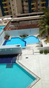 卡达斯诺瓦斯Tainá e Cezar's Park Caldas Novas的享有蓝色海水游泳池的顶部景致