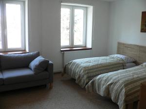 维索克乌耶兹斯佩莱膳食公寓酒店的一间卧室设有两张床、一把椅子和窗户。