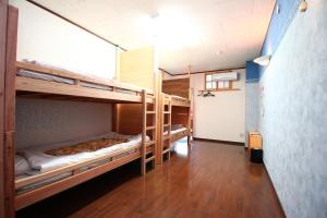 人吉壱休背包客19旅馆的走廊上设有两张双层床。