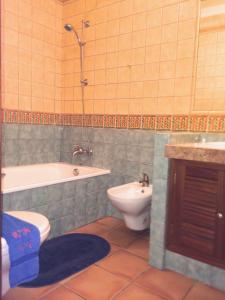 贝纳吉Casa Rosa Azul - Terracos de Benagil (Cliffside)的带浴缸、卫生间和盥洗盆的浴室