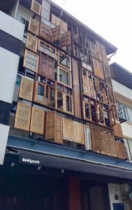 尖竹汶贝蒂加斯姆赤达布瑞旅馆的一面是一座带木门的建筑