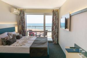 阳光海滩MPM Hotel Orel - Ultra All Inclusive的酒店客房设有一张床和一个阳台。