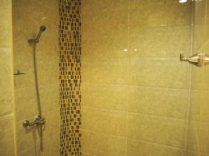 北榄坡纳克萨瓦酒店的带淋浴的浴室和玻璃门