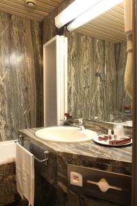 米兰Hotel Tiziano - Gruppo Mini Hotel的一间带水槽和镜子的浴室
