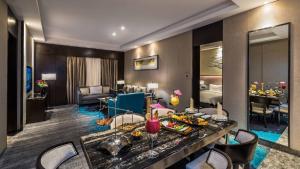 达曼Braira Al Dammam的酒店客房设有一间起居室和套房。