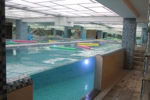 乌兰巴托卡帕瑞特酒店的一座建筑里一座拥有多彩小巷的大型游泳池
