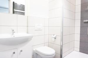 克罗斯诺Hostel 66的白色的浴室设有水槽和卫生间。