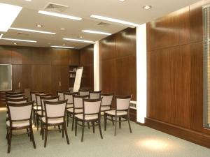 皮拉尔佳博兰德酒店的一间会议室,配有椅子和木墙