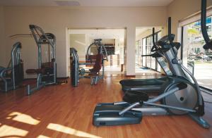 圣克鲁斯圣克鲁兹格尔别墅酒店的健身房,配有跑步机和健身器材
