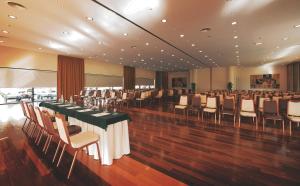 圣克鲁斯圣克鲁兹格尔别墅酒店的宴会厅配有长桌子和椅子