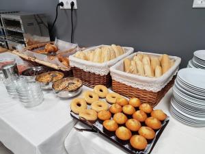 厄尔·阿尔特阿尔特旅馆的一张桌子上放着一篮面包和糕点