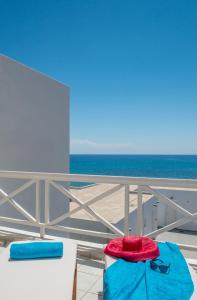 Provatas黄金米洛斯海滩酒店的阳台享有海景。