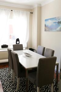 帕苏迪阿尔库什Karioca Management的一间配备有白色桌椅的用餐室