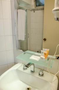 埃斯特角城日落海滩酒店 的一间带水槽和镜子的浴室