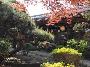 熊野市沃家池凯旅馆的树屋前的花园