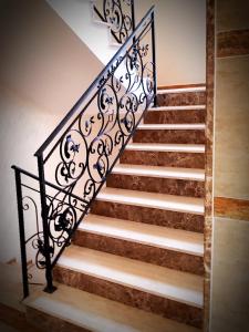 普罗夫迪夫Best Guest Apartments的一套带锻铁栏杆的楼梯