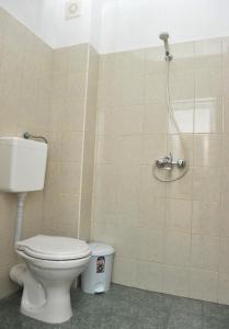 桑丹斯基Family Hotel Blazhi的一间带卫生间和淋浴的浴室