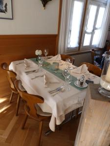 OeyGasthof Hirschen的餐桌和白色桌布