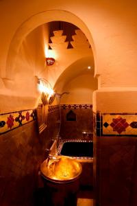 马拉喀什Riad Noga的一间带水槽和拱形门廊的浴室