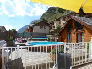 Cosy Appart'Hotel - Panoramic Village - La Grave内部或周边的泳池