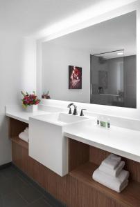 拉斯维加斯菲茨杰拉德拉斯维加斯酒店的浴室设有白色水槽和镜子