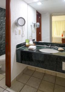 伊斯塔帕Emporio Ixtapa - with Optional All Inclusive的一间带水槽和大镜子的浴室