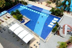 通苏帕Playa Almendro Resort的大型游泳池的顶部景色
