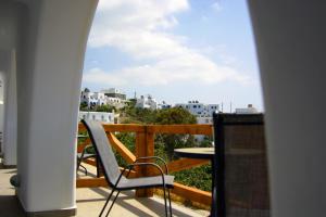 圣斯特凡诺斯Amarain Mykonos的美景阳台,配有桌椅
